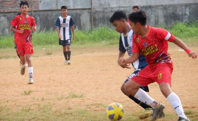 Perebutan bola pemain SMPN 1 (spensa) Tanjungpinang versus SMPN 8 pada kejuaraan GSI 2023 tingkat Kecamatan Tanjungpinang Barat di lapangan Hang Lekir,. (Foto : dwi susilo - batamtv.com)