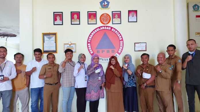 Dr Eng Martiwi Dian Setiawati Kordinator Pusat Riset Oseanografi Badan Riset dan Inovasi Nasional (PRO BRIN) (tengah) dan Ramlah SSos Kepala Badan Penanggulangan Bencana Kabupaten Bintan. (Foto : abdi perdana - batamtv.com)