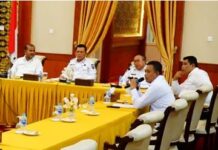 read news – Gubernur Kepri dan Bupati Karimun Rapat soal Bandara RHA Gubernur Kepri Ansar Ahmad bersama Bupati Karimun Aunur Rafiq dan Sekdakab Karimun M Firmansyah melakukan rapat bersama di Gedunh Daerah Tanjungpinang, Rabu (14/6/2023) kemarin. (Foto : abdi perdana - batamtv.com)