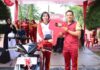 read news – Perebutan Hadiah Motor di Olahraga Bersama di Karimun Wakapolres Karimun Kompol Petra. C. K. Tumengkol, S.I.K menyerahkan kunci Motor Roda dua kepada Personel yang mendapatkan hadiah (doorprize). (Foto : abdi perdana - batamtv.com)