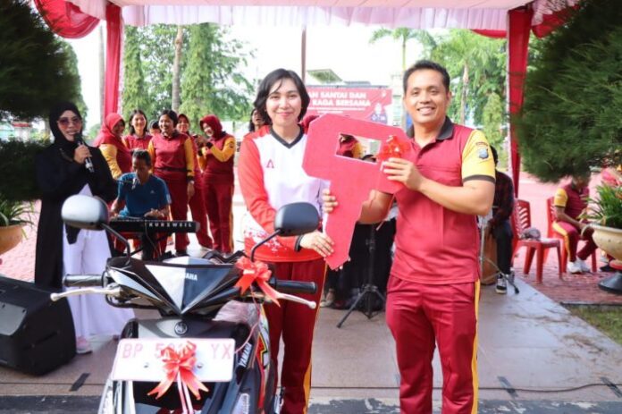 Wakapolres Karimun Kompol Petra. C. K. Tumengkol, S.I.K menyerahkan kunci Motor Roda dua kepada Personel yang mendapatkan hadiah (doorprize). (Foto : abdi perdana - batamtv.com)