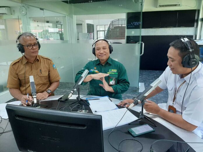 (Foto : dwi susilo - batamtv.com) Kepala BPS Kepulauan Riau, Darwis Sitorus (baju hijau) mengatakan, penurunan jumlah kunjungan wisman ini sebagai akibat menurunnya jumlah kunjungan yang masuk dari Kota Batam dan Bintan (Foto : dwi susilo - batamtv.com)
