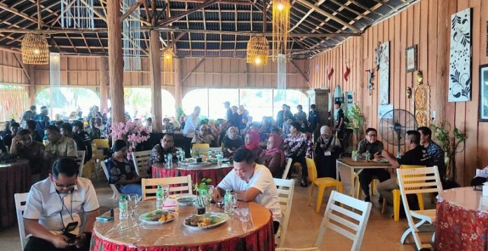 Rrembuk Nelayan se-Provinsi Kepri  berlangsung di Marjoly Beach and Resort, Senin (26/6/2023) dihadiri perangkat Kecamatan dan Desa serta beberapa orang Nelayan.  (Foto : dwi susilo 0 batamtv.com)