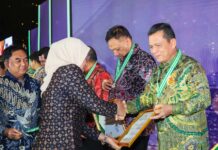 read news – Ansar Ahmad Dianugerahi Pembina KKK Terbaik Gubernur Ansar Ahmad saat menerima Penghargaan sebagai Pembina Keselamatan dan Kesehatan Kerja (K3) Terbaik tahun 2023 dianugerahkan kepada Gubernur Kepri. (Foto : dwi susilo - batamtv.com)