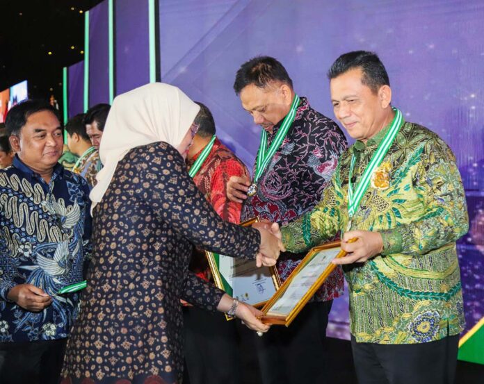 Gubernur Ansar Ahmad saat menerima Penghargaan sebagai Pembina Keselamatan dan Kesehatan Kerja (K3) Terbaik tahun 2023 dianugerahkan kepada Gubernur Kepri. (Foto : dwi susilo - batamtv.com)
