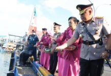 read news – Hari Bhayangkara ke-77, Tabur Bunga Dilakukan di Laut Usai Upacara Tabur bunga ini, Kapolda Kepri Irjen Pol. Drs. Tabana Bangun, M.Si yang menjadi Inspektur Upacara (Irup) langsung memimpin tabur bunga di laut. (Foto : muhammad amin - batamtv.com)
