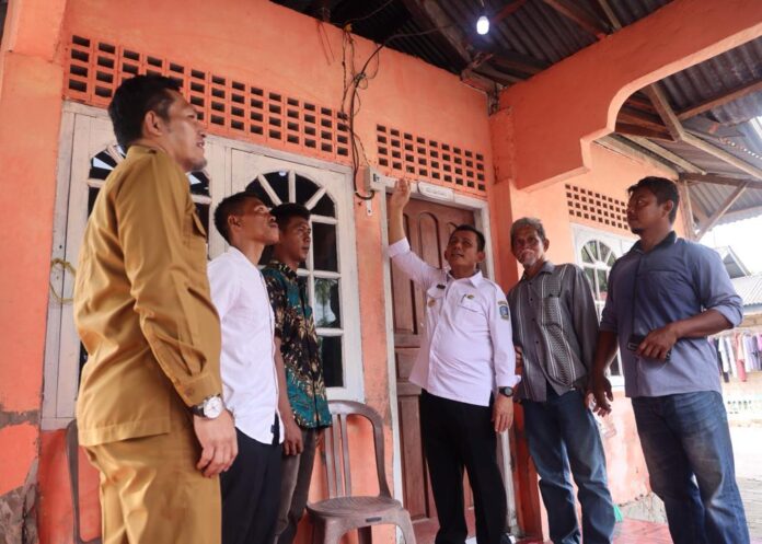 Gubernur Kepri , Ansar Ahmad mengecek ketersediaan listrik di Natuna hingga akhirnya memutuskan untuk menambah kapastitas listrik di sana. (Foto : abdi perdana - batamtv.com)