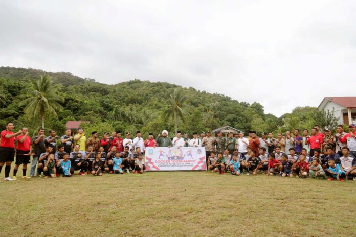 Masyarakat Kabupaten Kepulauan Anambas, terutama yang berada di Kecamatan Jemaja, berkumpul di lapangan sepakbola Letung, Kamis (20/7) untuk menyaksikan pembukaan yang dilakukan  Gubernur Kepulauan Riau H. Ansar Ahmad (tengah baju putih) (Foto : abdi perdana - batamtv.com)