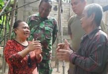 read news – Kakek di Karimun Dapat Bantuan Bedah Rumah Mardiah (kiri) , adik kandung Mazlan menyampaikan, terimakasih kepada Satgas TMMD ke-117 yang telah memberikan bantuan RTLH. (Foto : abdi perdana - batamtv.com) “Terimakasih bapak-bapak sudah dibuatkan rumah, Saya tidur malam tidak kedinginan dan waktu hujan tidak bocor lagi,” sebut Mardiah mengartikan bahasa isyarat dari Mazlan.