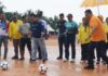 read news – Turnamen Sepakbola di Bintan Pacu Perputaran Ekonomi UMKM Sekda Bintan Ronny Kartika (kaus oranye) saat membuka event sepak bola Liga Sepak Bola Sebong Lagoi Cup IV Tahun 2023. pada Minggu ( 9/7/2023) (Foto : dwi susilo - batamtv.com)