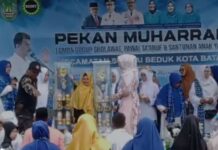 read news – Penutupan Pekan Muharram BKMT Seibeduk Diisi Pembagian Hadiah Penyerahan Hadiah kepada para pemenang lomba dalam Pekan Muharram yang digesa BKMT Kecamatan Sungai Beduk. (Foto : muhammad amin - batamtv.com)