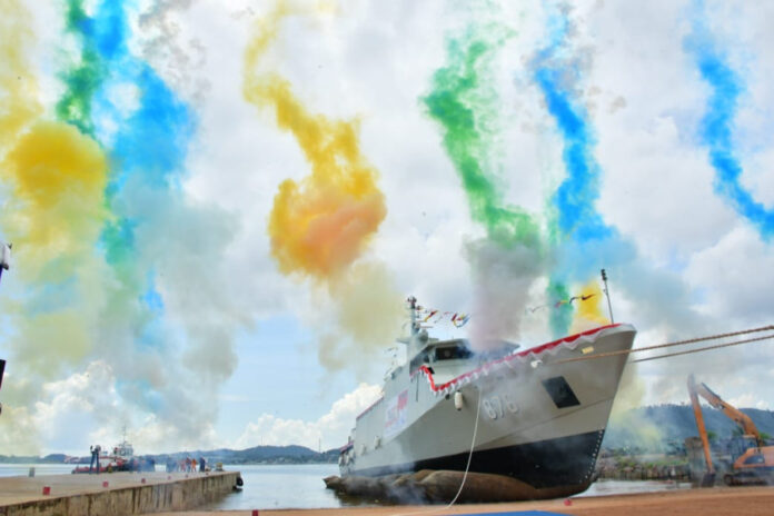 Inilah prosesi Launching Kapal Republik Indonesia (KRI) jenis Patroli Cepat (PC) 60 Meter karya putra-putri bangsa yang dibangun PT Karimun Anugrah Sejati (KAS) dilakukan di Galangan Kapal PT. KAS, Batam, pada Rabu (05/07). (Foto : muhammad amin - batamtv.com )