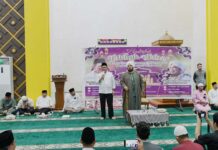 read news – Momen Evaluasi Diri di Peringatan 1 Muharam 1445 H di Anambas Gubernur Kepulauan Riau, H. Ansar Ahmad (berdiri, baju putih) di Masjid Baitul Makmur, Tarempa dalam pelaksanaan Tabligh Akbar Rabu (19/07) 1 Muharram 1445 Hijriah. Ustadz Derry Sulaiman didaulat memberikan tausiyah tentang makna dan peringatan 1 Muharram 1445 Hijriah. (Foto : abdi perdana - batamtv.com)