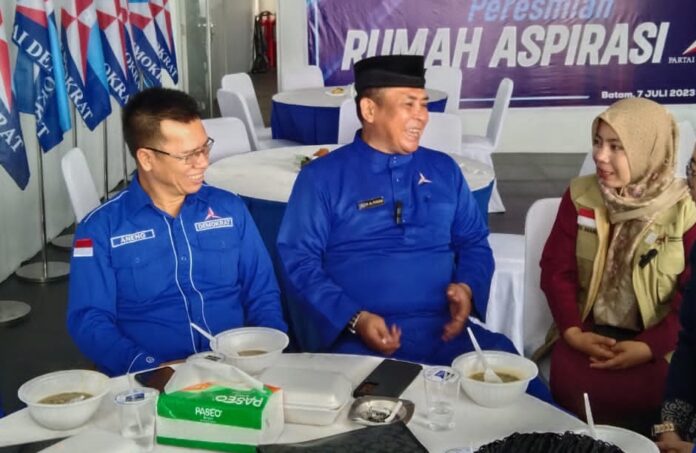 Ketua DPOC Demokrat Kota Batam M Al Ichsan (tengah)  meresmikan rumah Aspirasi, Jumat (7/07/2023).  Rumah aspirasi menyediakan antara 50 hingga 75 porsi untuk masyarakat yang hadir. (Foto : abyaqsa ramadan - batamtv.com)