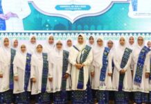read news – Hj Sulikah Dilantik sebagai Ketua Harian BKMT Kota Tanjungpinang Periode 2023-2028 Ketua BKMT Propinsi Kepri, Dewi Kumalasari Ansar melantik Hj. Sulikah sebagai Ketua Harian BKMT Kota Tanjungpinang beserta pengurusnya periode 2023-2028 di Aula Wan Seri Beni Kantor Gubernur Kepri, Dompak, Tanjungpinang, Ahad (23/7). (Foto : dwi susilo - batamtv.com)