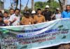 read news – Budidaya Siput Isap di Karimun Bersama PT Timah Tbk Camat Kundur Barat Khaidir (seragam cokelat, bertopi pet) yang ikut dalam kegiatan pelepasan bibit siput ini mengapresiasi program ini, Ia berharap ini dapat terus berkembang. (Foto : abdi perdana - batamtv.com)_