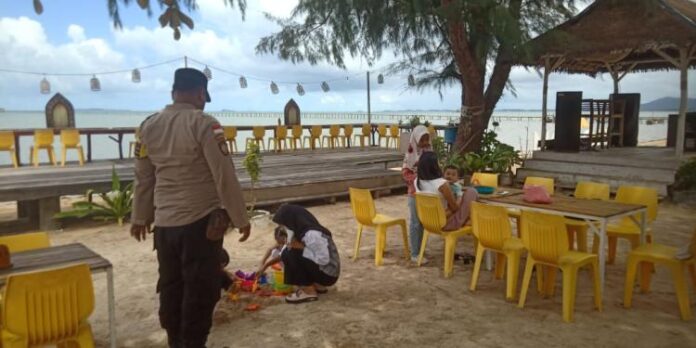 Personel Polsek Gunung Kijang Polres Bintan melakukan patroli dan pemantauan di berbagai tempat wisata yang berada di wilayah hukum Polsek Gunung Kijang, Minggu (9/7/2023) (Foto : abdi perdana - batamtv,com )