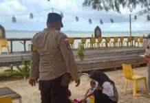 read news – Kunjungan ke Wisata Pantai di Bintan Meningkat Personel Polsek Gunung Kijang Polres Bintan melakukan patroli dan pemantauan di berbagai tempat wisata yang berada di wilayah hukum Polsek Gunung Kijang, Minggu (9/7/2023) (Foto : abdi perdana - batamtv,com )