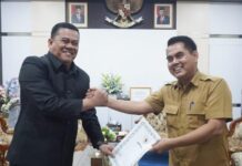 read news – Bupati Bintan Tunjuk Kadiskominfo Bintan sebagai Plt Kadis PMD Kepala Dinas Informasi dan Komunikasi Bintan (Kadis Kominfo Bintan) Nafriyon (kanan) dipercayakan untuk menjabat sebagai Pelaksana Tugas Kepala Badan Perencanaan Pembangunan Daerah (Dinas PMD) Kabupaten Bintan. (Foto : dwi susilo - batamtv.com)