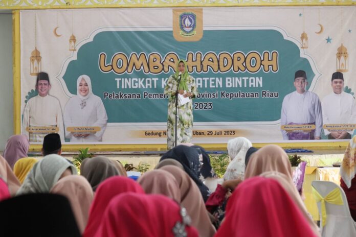 Ketua Tim Penggerak PKK Kepri  Dewi Ansar saat melihat lomba hadroh yang digelar di  Gedung Nasional Tanjung Uban, Bintan, Sabtu (29/7) diikuti 11 grup hadrah. (Foto : dwi susilo - batamtv.com)