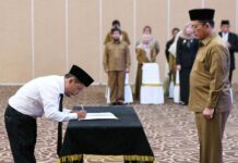 read news – Gubernur Ansar Lantik 167 Guru dan 2 PNS Provinsi Kepri Gubernur Kepulauan Riau H. Ansar Ahmad mengambil sumpah dan melantik Pegawai Negeri Sipil Dalam Jabatan Fungsional di Aula Wan Seri Beni, Kantor Gubernur Kepri, Dompak, Tanjungpinang, Selasa (25/7/2023). (Foto : dwi susilo - batamtv.com)