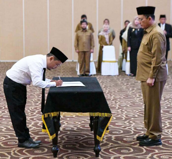 (Foto : dwi susilo - batamtv.com) Gubernur Kepulauan Riau H. Ansar Ahmad mengambil sumpah dan melantik Pegawai Negeri Sipil Dalam Jabatan Fungsional di Aula Wan Seri Beni, Kantor Gubernur Kepri, Dompak, Tanjungpinang, Selasa (25/7/2023). (Foto : dwi susilo - batamtv.com)