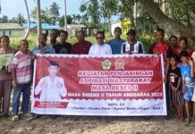 read news – Reses DPRD Karimun Ajang Sampaikan Gagasan Wakil Ketua 2 DPRD Kabupaten Karimun, Rasno, saat menyapa warga Kundur dalam ajang reses (9/7/2023) di Pulau Kundur. (Foto: abdi perdana - batamtv.com) :