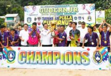 read news Gubernur Kepri Laksanakan Serangkaian Kegiatan Olahraga di Anambas Gubernur Kepri Ansar Ahmad menutup turnamen olahraga Piala Gubernur Kepri Tahun 2023 Zona Kabupaten Kepulauan Anambas untuk cabang voli, futsal dan sepakbola saat melakukan kunjungan kerja ke Kabupaten Kepulauan Anambas (KKA), Rabu (19/7). (Foto : abdi perdana - batamtv.com)