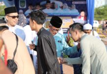 read nes – Khatib Idul Adha di Engku Putri Sampaikan Keteladanan Keluarga Nabi Ibrahim AS Salat Idul Adha 1444 Hijriah digelar di Dataran Engku Putri, Kamis (29/06/2023) Sekretaris Daerah Kota Batam, Jefridin, M. Pd bersalaman dengan para jamaah . (Foto: abyaqsa ramadan - batamtv.com)
