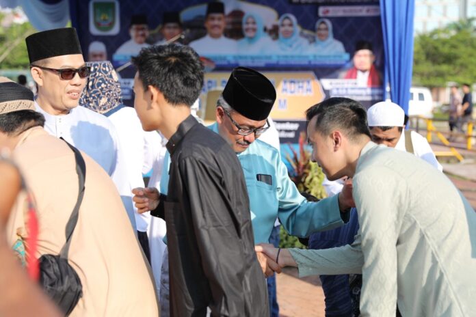 Salat Idul Adha 1444 Hijriah digelar di Dataran Engku Putri, Kamis (29/06/2023) Sekretaris Daerah Kota Batam, Jefridin, M. Pd bersalaman dengan para jamaah . (Foto: abyaqsa ramadan - batamtv.com)