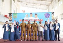 read news – Pelatihan Kursus Menjahit Asisten Pembuat Pakaian Level 1 Resmi Ditutup Sekretaris Daerah Kota Batam, Jefridin, M. Pd. (tengah) saat resmi menutup Kegiatan Pelatihan Kursus Menjahit Asisten Pembuat Pakaian Level 1 di Tembesi. (Foto : muhammad amin - batamv.com).