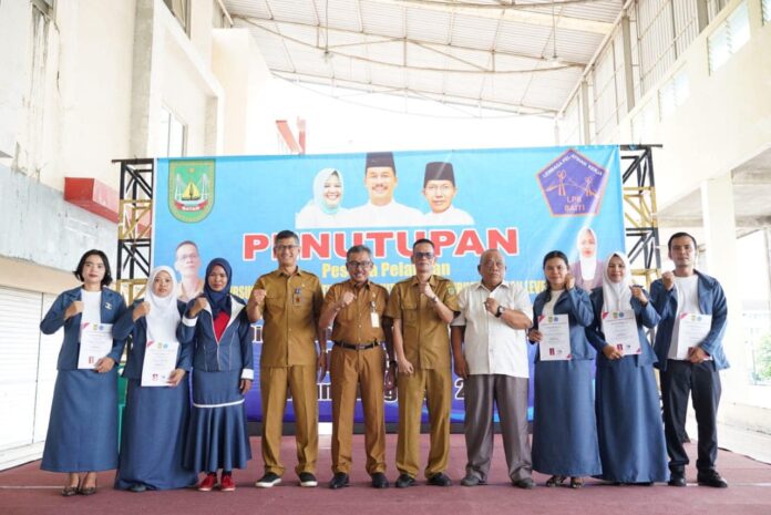 Sekretaris Daerah Kota Batam, Jefridin, M. Pd. (tengah) saat resmi menutup Kegiatan Pelatihan Kursus Menjahit Asisten Pembuat Pakaian Level 1 di Tembesi. (Foto : muhammad amin - batamv.com).