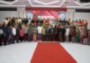read news – Warga Sulawesi Selatan Nikmati Kesenian Asli Daerah Setdako Batam Jefridin (tengah) saat bersama pengurus menyaksikan Pelantikan Pengurus Organisasi Sosial Kepemudaan Ikatan Anak Bugis Rantau Batam (IABRB), dan Festival Seni Budaya Sulawesi Selatan di Golden Prawn 933 Ballroom VIPdan C, Minggu (2/7/2023). (Foto abyaqsa ramadan- batamtv.com)