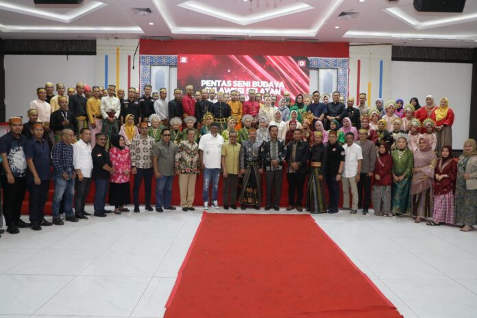 (Foto abyaqsa ramadan- batamtv.com) Setdako Batam Jefridin (tengah) saat bersama pengurus menyaksikan Pelantikan Pengurus Organisasi Sosial Kepemudaan Ikatan Anak Bugis Rantau Batam (IABRB), dan Festival Seni Budaya Sulawesi Selatan di Golden Prawn 933 Ballroom VIPdan C, Minggu (2/7/2023). (Foto abyaqsa ramadan- batamtv.com)
