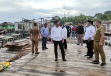 read news – Pasca Diterjang Angin Puting Beliung, Warga Pulau Kasu Gelar Goro Walikota Batam HM Rudi juga menginstruksikan kepada Asisten 1 Pemkot Batam dan Dinas Sosial untuk membuka posko bantuan masyarakat untuk melakukan pendataan terkait perbaikan rumah yang rusak, baik ringan, sedang dan berat dan membantu untuk menyelesaikannya, (Foto : muhammad amin - batamtv.com)