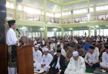 read news – Amsakar Ajak Warga Memaknai Ibadah Kurban di Idul Adha Wakil Walikota Batam Amsakar Achmad melaksanakan salat Idul Adha 1444 Hijriah bersama ribuan masyarakat di Masjid Baiturahman Sekupang, Kamis (29/6) pagi. (Foto : muhammad amin - batamtv.com)