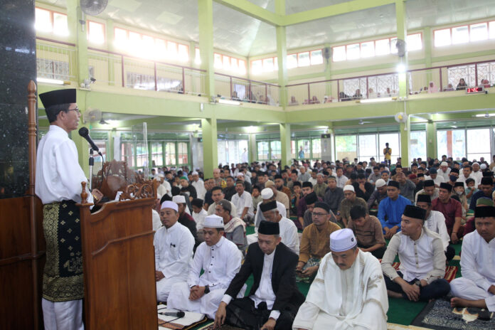 Wakil Walikota Batam Amsakar Achmad  melaksanakan salat Idul Adha 1444 Hijriah bersama ribuan masyarakat di Masjid Baiturahman Sekupang, Kamis (29/6) pagi. (Foto : muhammad amin - batamtv.com)