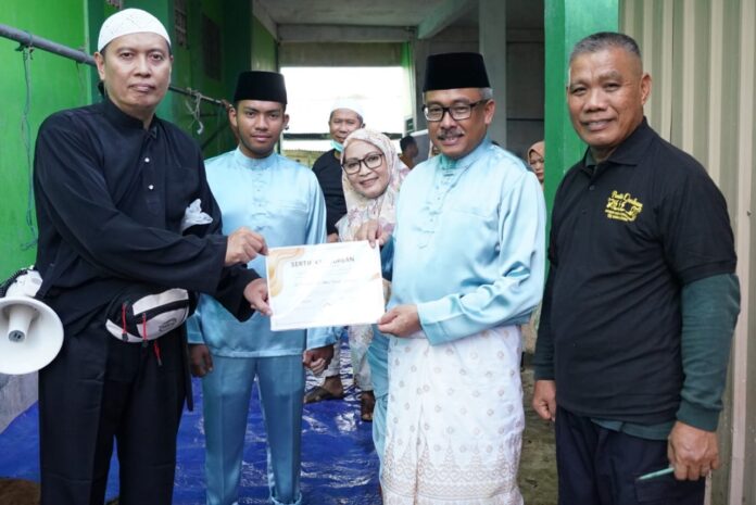 Jamah (Foto : muhammad amin - batamtv.com) Jamah Masjid Nurul Hikmah Kampung Agas Tanjunguma, Kamis (29/6/2023) menerima sumbangan satu ekor sapi kurban dari Sekretaris Daerah Kota Batam, Jefridin, M. Pd. (Foto : muhammad amin - batamtv.com)