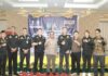 read news – Pengurus Manguni Indonesia DPW Kepri dan DPD Kota Batam Dilantik Setdako Batam, Jefridin berada ditengah tengah pengurus yang usai menjalani Pelantikan Pengurus Manguni Indonesia DPW Kepri dan DPD Kota Batam Masa Bakti 2023-2027 di Hotel Golden Bay Bengkong, Sabtu (1/7/2023). (Foto : muhammad amin - batamtv.com)