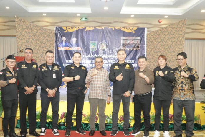   Setdako Batam, Jefridin berada ditengah tengah pengurus yang usai menjalani Pelantikan Pengurus Manguni Indonesia DPW Kepri dan  DPD Kota Batam Masa Bakti 2023-2027 di Hotel Golden Bay Bengkong, Sabtu (1/7/2023).  (Foto : muhammad amin - batamtv.com)