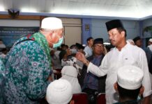 read news – Satu Wafat, Jamaah Haji Kloter 1 Batam Tiba di Hang Nadim Walikota BatamHM Rudi saat menyambut kedatangan jamaah haji keloter 1 di Bandara Hang Nadim Batam. (Foto : abyaqsa ramadan - batamtv.com)