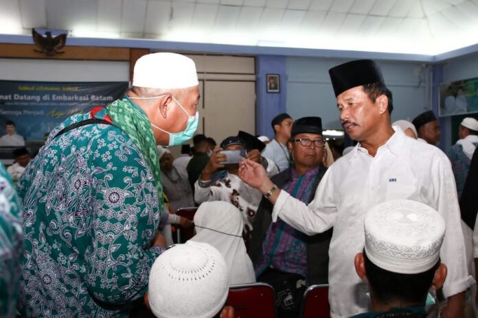 Walikota BatamHM Rudi saat menyambut kedatangan jamaah haji keloter 1 di Bandara Hang Nadim Batam. (Foto : abyaqsa ramadan - batamtv.com)