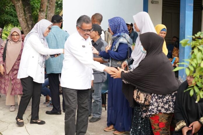 Pelaksana Harian (PLH) Kepala Dinas Pendidikan (Disdik) Kota Batam, Jefridin Hamid (depan kacamata), tegaskan Pemko Batam terus mencarikan solusi bagi siswa yang tak tertampung dalam Penerimaan Peserta Didik Baru (PPDB) 2023 tingkat SMP. (Foto : abyaqsa ramadan - batamtv.com)
