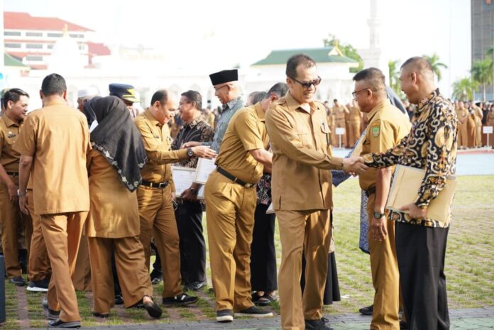 Sebanyak sebelas ASN Pemko Batam, dilepastugaskan alias memasuki usia pensiun. (Foto : muhammad amin - batamtv.com)