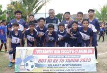 read news – Jelang HUT RI Turnamen Mini Soccer dan Bola Voli di Patam Lestari Dibuka Setdako Batam Jefridin saat bersama salah satu tim U12 pada Turnamen Mini Soccer dan Bola Voli Tingkat Kelurahan Patam Lestari di Lapangan Bola RT 04/10 KSB Mentarau Patam Lestari, yang dibuka resmi Sabtu (08/07/2023). (Foto : muhammad amin - batamtv.com)