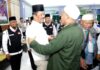 read news – Jamaah Haji Kloter 5 Tiba di Hang Nadim Batam Walikota Batam, HM Rudi (kemeja putih) saat menyambut jamaah haji Kloter 5 Debarkasi Batam tiba di Asrama Haji Batam, Kamis (06/07/2023) berisi 373 orang termasuk petugas sebanyak 5 orang. (Foto : muhammad amin - batamtv.com)