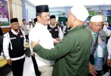 read news – Jamaah Haji Kloter 5 Tiba di Hang Nadim Batam Walikota Batam, HM Rudi (kemeja putih) saat menyambut jamaah haji Kloter 5 Debarkasi Batam tiba di Asrama Haji Batam, Kamis (06/07/2023) berisi 373 orang termasuk petugas sebanyak 5 orang. (Foto : muhammad amin - batamtv.com)
