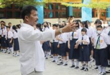 read news – Siswa Baru di Sekolah Yos Sudarso Ikuti MPLS Walikota Batam HM Rudi saat menjadi Inspektur Upacara saat MPLS Senin (10/7/2023) (Foto : muhammad amin - batamtv.com)-