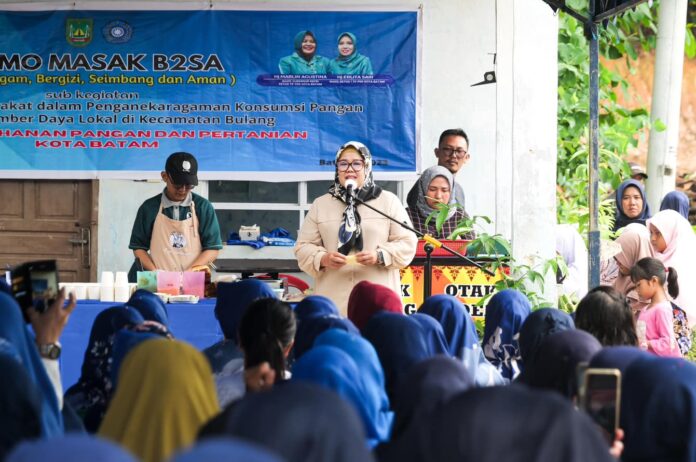 Ketua TP PKK Kota Batam Marlin Agustina saat membuka  demo masak menu pangan beragam, bergizi, seimbang dan aman (B2SA), Kamis (6/7/2023) di Teluk air, Pulau Setokok, Kecamatan Bulang, Kota Batam. (Foto : muhammad amin - batamtv.com)