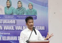 read news – Kader Posyandu Bersiap Diri Guna Cetak Generasi Sehat dan Unggul Walikota Batam, HM Rudi saat Silaturahmi bersama Kader Posyandu dan Kader Kelurahan Siaga se-Kecamatan Bengkong di Golden Prawn, Batam, Kamis (6/7/2023). (Foto : abyaqsa ramadan - batamtv.com)